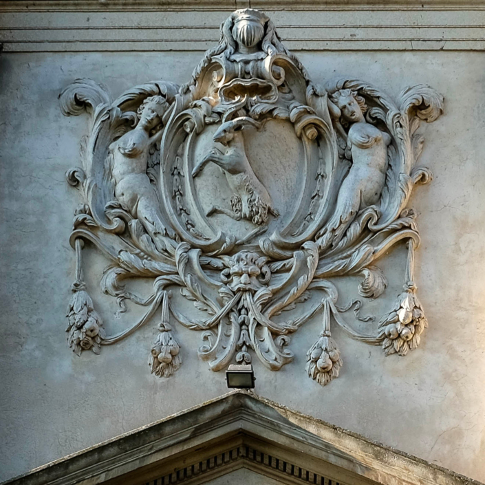 Cappella della Rotonda - Stemma facciata centrale